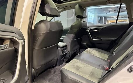 Toyota RAV4, 2024 год, 4 140 000 рублей, 10 фотография