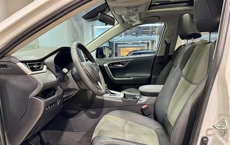 Toyota RAV4, 2024 год, 4 140 000 рублей, 9 фотография