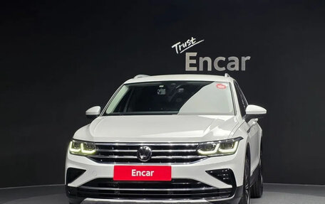 Volkswagen Tiguan II, 2022 год, 3 200 000 рублей, 2 фотография