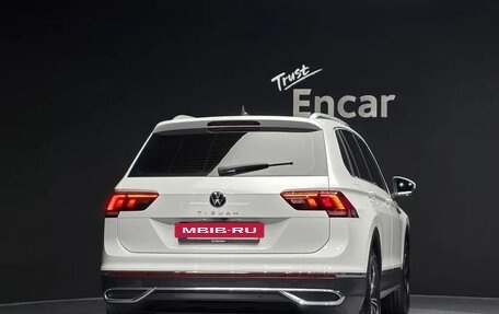 Volkswagen Tiguan II, 2022 год, 3 200 000 рублей, 5 фотография