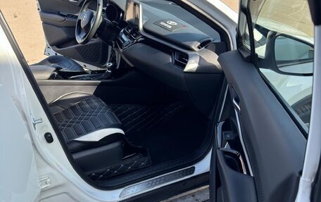 Toyota C-HR I рестайлинг, 2018 год, 2 400 000 рублей, 6 фотография