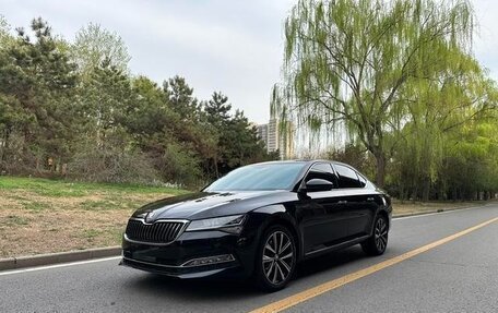 Skoda Superb III рестайлинг, 2021 год, 1 820 000 рублей, 1 фотография