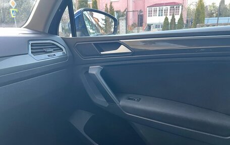 Volkswagen Tiguan II, 2018 год, 2 300 000 рублей, 13 фотография