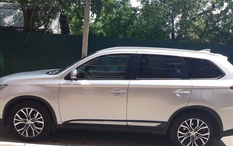 Mitsubishi Outlander III рестайлинг 3, 2018 год, 1 830 000 рублей, 2 фотография