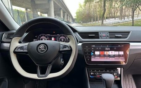 Skoda Superb III рестайлинг, 2021 год, 1 820 000 рублей, 10 фотография