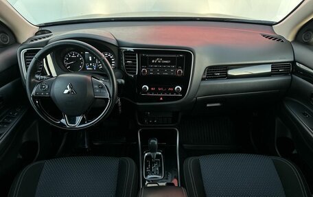 Mitsubishi Outlander III рестайлинг 3, 2021 год, 2 350 000 рублей, 7 фотография