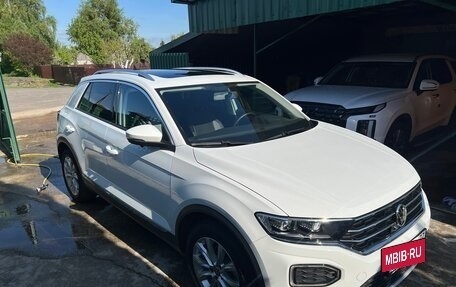 Volkswagen T-Roc I, 2021 год, 2 250 000 рублей, 2 фотография
