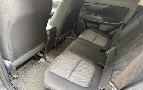 Mitsubishi Outlander III рестайлинг 3, 2016 год, 1 350 000 рублей, 2 фотография