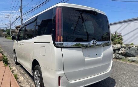 Toyota Noah III, 2021 год, 2 400 000 рублей, 4 фотография