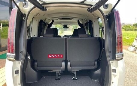 Toyota Noah III, 2021 год, 2 400 000 рублей, 7 фотография