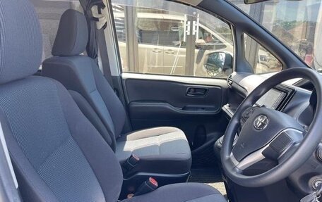 Toyota Noah III, 2021 год, 2 400 000 рублей, 12 фотография