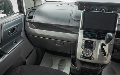 Toyota Voxy II, 2007 год, 1 199 000 рублей, 17 фотография