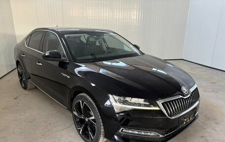 Skoda Superb III рестайлинг, 2022 год, 1 894 077 рублей, 3 фотография