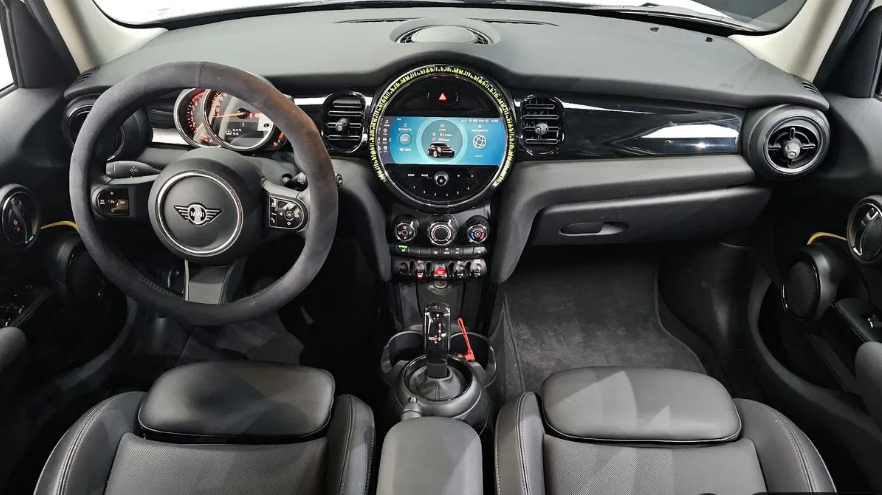 MINI Hatch F55/F56 рестайлинг, 2021 год, 1 860 000 рублей, 5 фотография