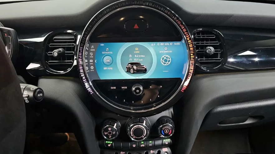 MINI Hatch F55/F56 рестайлинг, 2021 год, 1 860 000 рублей, 12 фотография