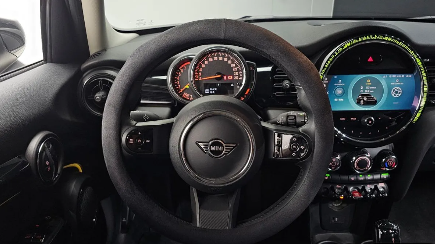 MINI Hatch F55/F56 рестайлинг, 2021 год, 1 860 000 рублей, 11 фотография