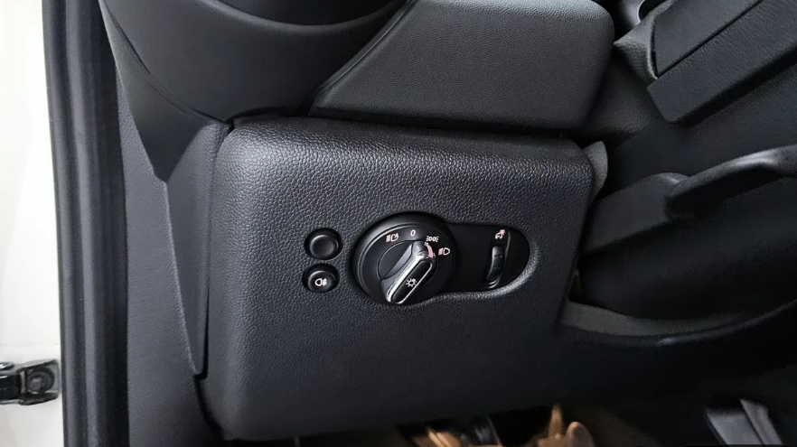 MINI Hatch F55/F56 рестайлинг, 2021 год, 1 860 000 рублей, 13 фотография
