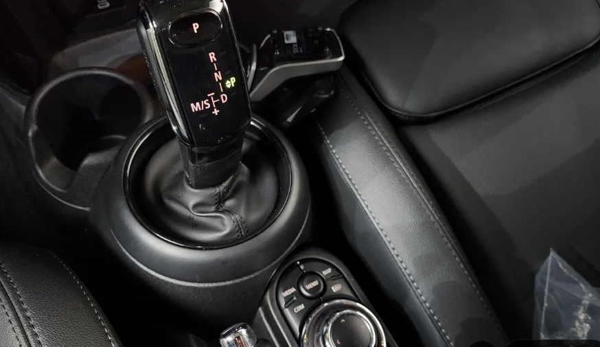 MINI Hatch F55/F56 рестайлинг, 2022 год, 1 880 000 рублей, 7 фотография