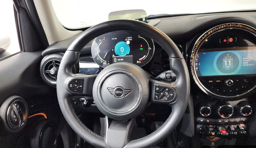 MINI Hatch F55/F56 рестайлинг, 2022 год, 1 880 000 рублей, 12 фотография