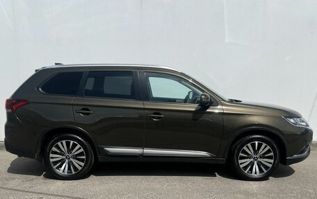 Mitsubishi Outlander III рестайлинг 3, 2021 год, 3 000 000 рублей, 5 фотография