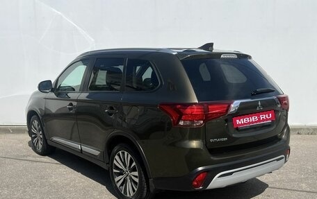 Mitsubishi Outlander III рестайлинг 3, 2021 год, 3 000 000 рублей, 8 фотография