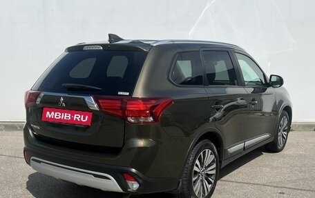 Mitsubishi Outlander III рестайлинг 3, 2021 год, 3 000 000 рублей, 6 фотография