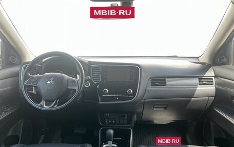 Mitsubishi Outlander III рестайлинг 3, 2021 год, 3 000 000 рублей, 16 фотография