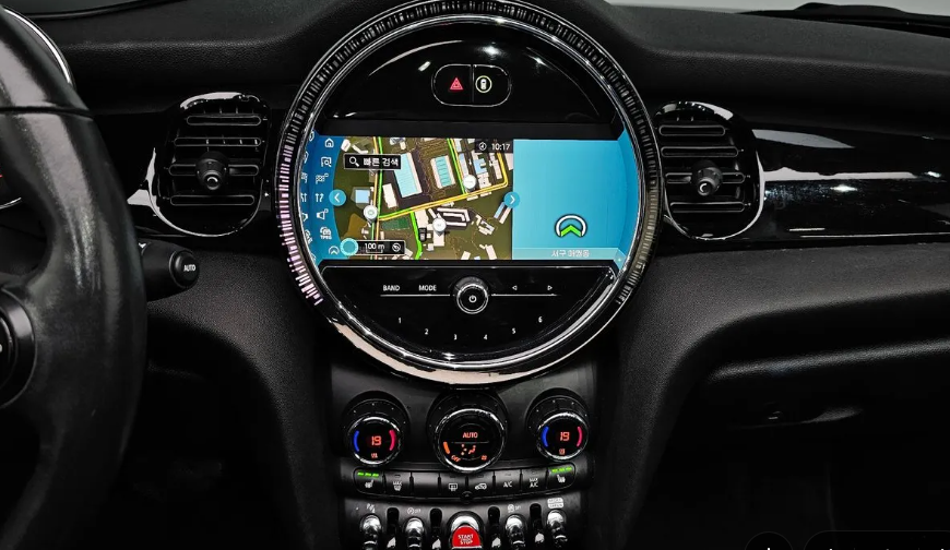 MINI Hatch F55/F56 рестайлинг, 2023 год, 2 740 000 рублей, 12 фотография