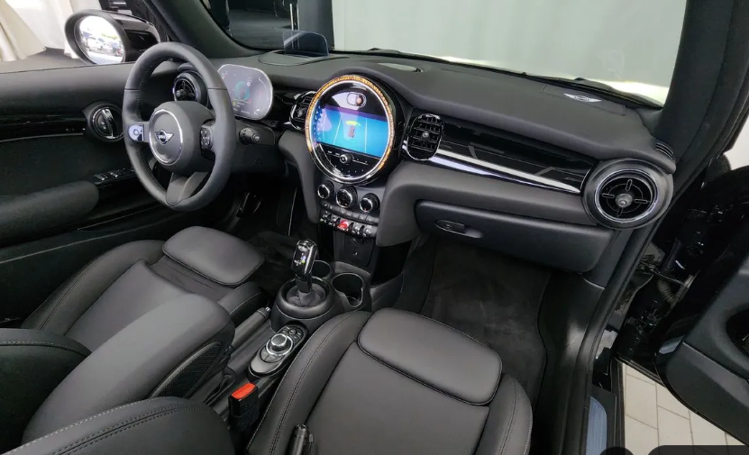 MINI Hatch F55/F56 рестайлинг, 2024 год, 3 120 000 рублей, 5 фотография