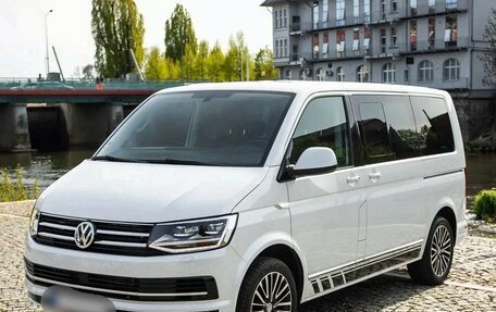 Volkswagen Multivan T6 рестайлинг, 2018 год, 3 800 000 рублей, 3 фотография