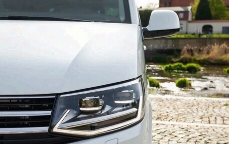 Volkswagen Multivan T6 рестайлинг, 2018 год, 3 800 000 рублей, 15 фотография