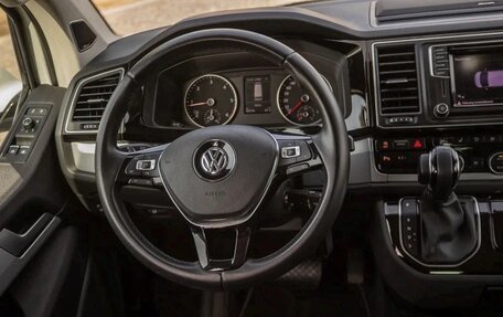 Volkswagen Multivan T6 рестайлинг, 2018 год, 3 800 000 рублей, 26 фотография