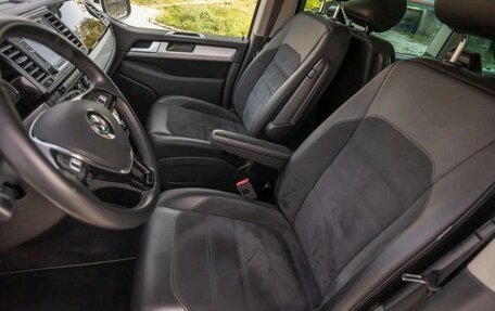 Volkswagen Multivan T6 рестайлинг, 2018 год, 3 800 000 рублей, 27 фотография