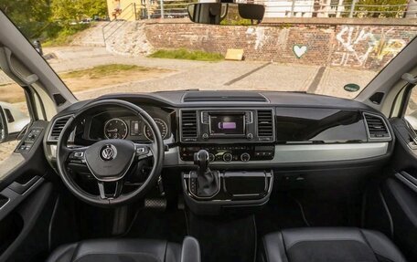 Volkswagen Multivan T6 рестайлинг, 2018 год, 3 800 000 рублей, 31 фотография