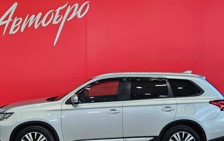 Mitsubishi Outlander III рестайлинг 3, 2018 год, 1 920 000 рублей, 2 фотография