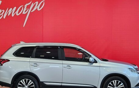 Mitsubishi Outlander III рестайлинг 3, 2018 год, 1 920 000 рублей, 6 фотография