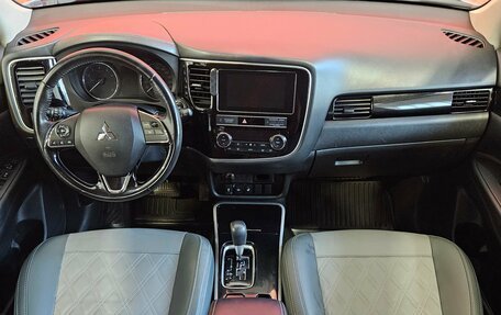 Mitsubishi Outlander III рестайлинг 3, 2018 год, 1 920 000 рублей, 9 фотография