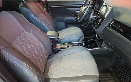 Mitsubishi Outlander III рестайлинг 3, 2018 год, 1 920 000 рублей, 12 фотография