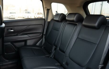 Mitsubishi Outlander III рестайлинг 3, 2015 год, 1 907 000 рублей, 14 фотография