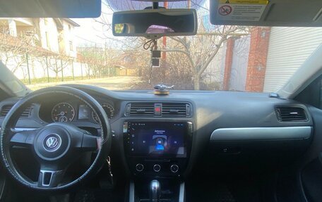Volkswagen Jetta VI, 2011 год, 950 000 рублей, 6 фотография