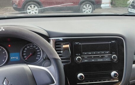 Mitsubishi Outlander III рестайлинг 3, 2020 год, 1 800 000 рублей, 8 фотография