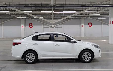 KIA Rio IV, 2018 год, 1 000 000 рублей, 4 фотография