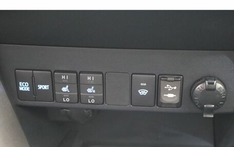 Toyota RAV4, 2017 год, 2 217 000 рублей, 13 фотография