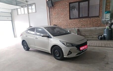 Hyundai Solaris II рестайлинг, 2018 год, 975 000 рублей, 1 фотография