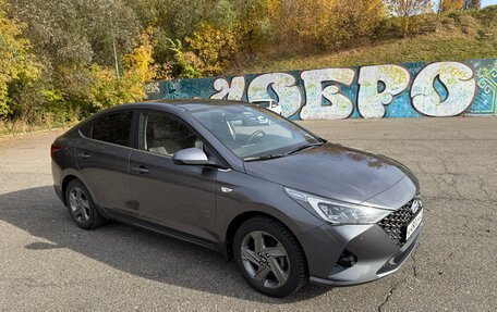 Hyundai Solaris II рестайлинг, 2021 год, 1 950 000 рублей, 2 фотография