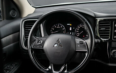Mitsubishi Outlander III рестайлинг 3, 2018 год, 2 390 000 рублей, 11 фотография