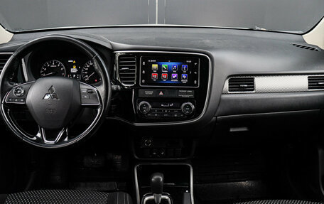 Mitsubishi Outlander III рестайлинг 3, 2018 год, 2 390 000 рублей, 9 фотография