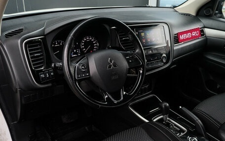 Mitsubishi Outlander III рестайлинг 3, 2018 год, 2 390 000 рублей, 12 фотография