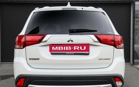Mitsubishi Outlander III рестайлинг 3, 2018 год, 2 390 000 рублей, 5 фотография