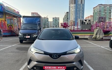 Toyota C-HR I рестайлинг, 2019 год, 2 700 000 рублей, 2 фотография